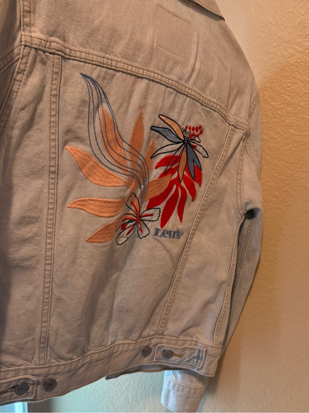 Levi's Light Blue Denim Trucker Jacket - Picture 5 of 7